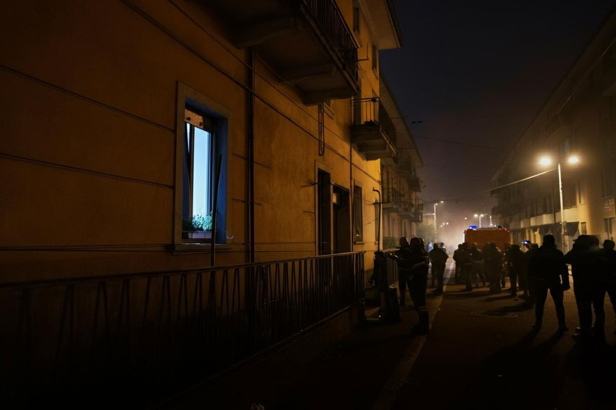 Tragedia a Milano: donna si lancia dal quarto piano mentre la casa brucia dopo una lite