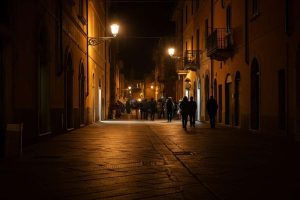 Tragedia a Tolentino: un uomo accoltella l'ex moglie in pieno giorno