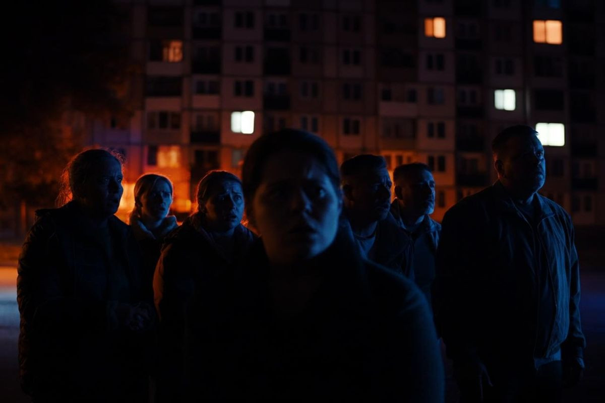 Tragedia e mistero: muore per sfuggire a un rogo, arrestato il compagno per omicidio