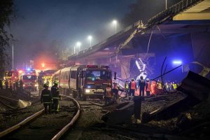 Tragedia in Russia: crollo di un ponte provoca deragliamento di un treno con sette vittime