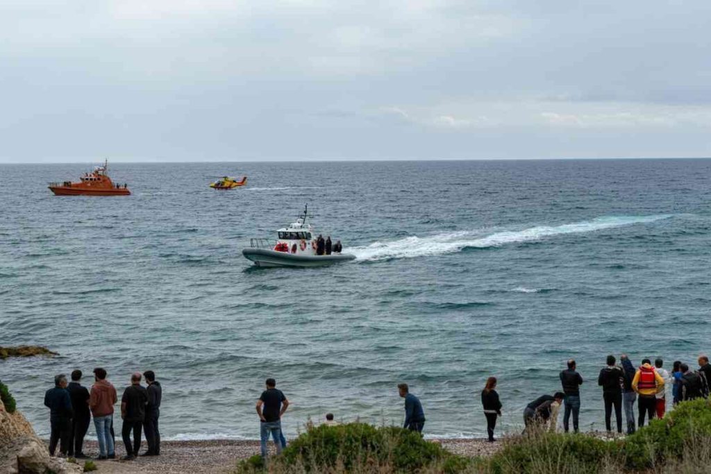 Tre uomini scomparsi in mare: la drammatica ricerca nel golfo di Taranto