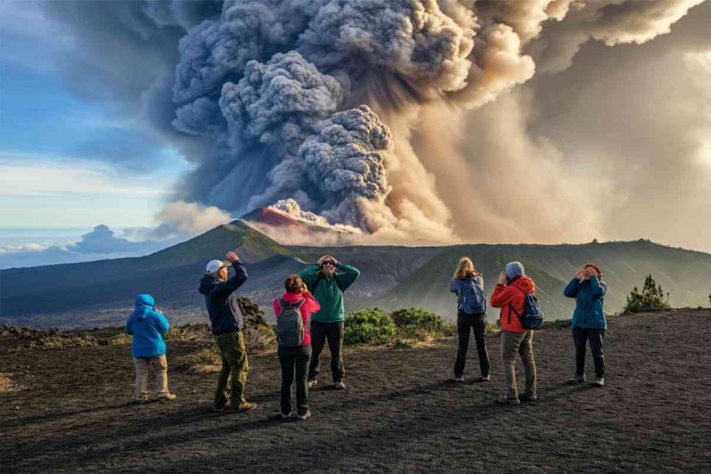 Turisti sorpresi dal boato dell'Etna: il video virale che conquista la rete