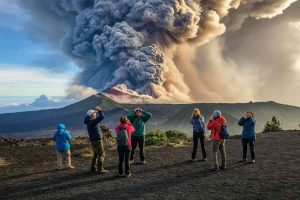 Turisti sorpresi dal boato dell'Etna: il video virale che conquista la rete