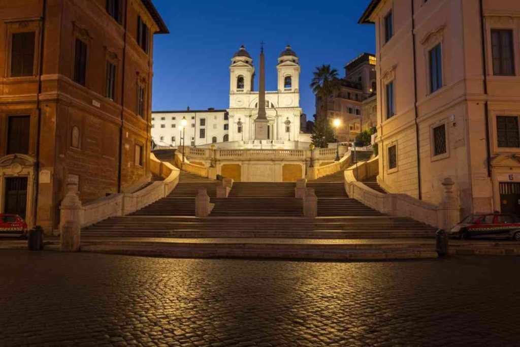 Un'auto sulla scalinata di Trinità dei Monti: un'odissea notturna per un 81enne
