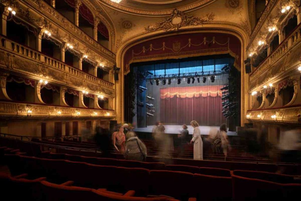 Alla Scala ripristina il dress code: addio a shorts e canotte