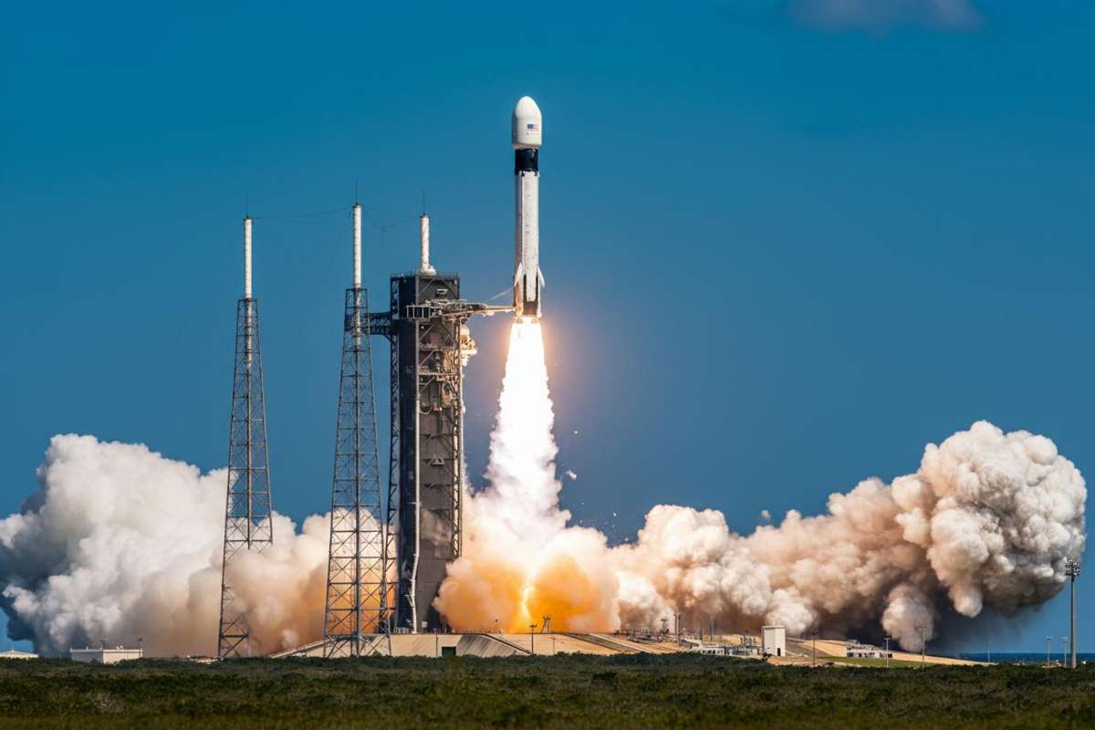 Amazon lancia 24 nuovi satelliti Kuiper grazie alla collaborazione con SpaceX