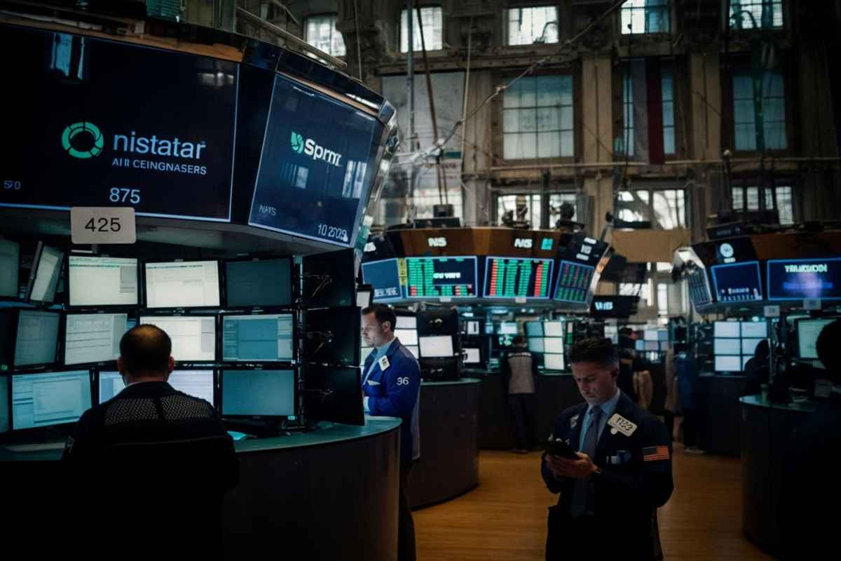 Borsa cinese in calo: Shanghai e Shenzhen partono in negativo