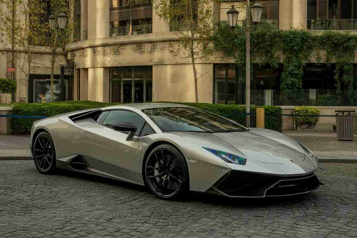 Ferrari in crisi: crollo in Borsa e ricavi deludenti