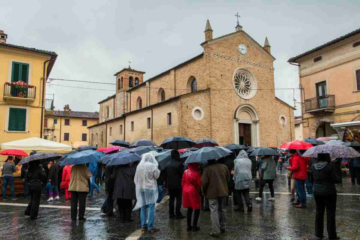 Festa rovinata dal temporale: centinaia in cerca di rifugio in chiesa, ma l'arcivescovo chiude le porte