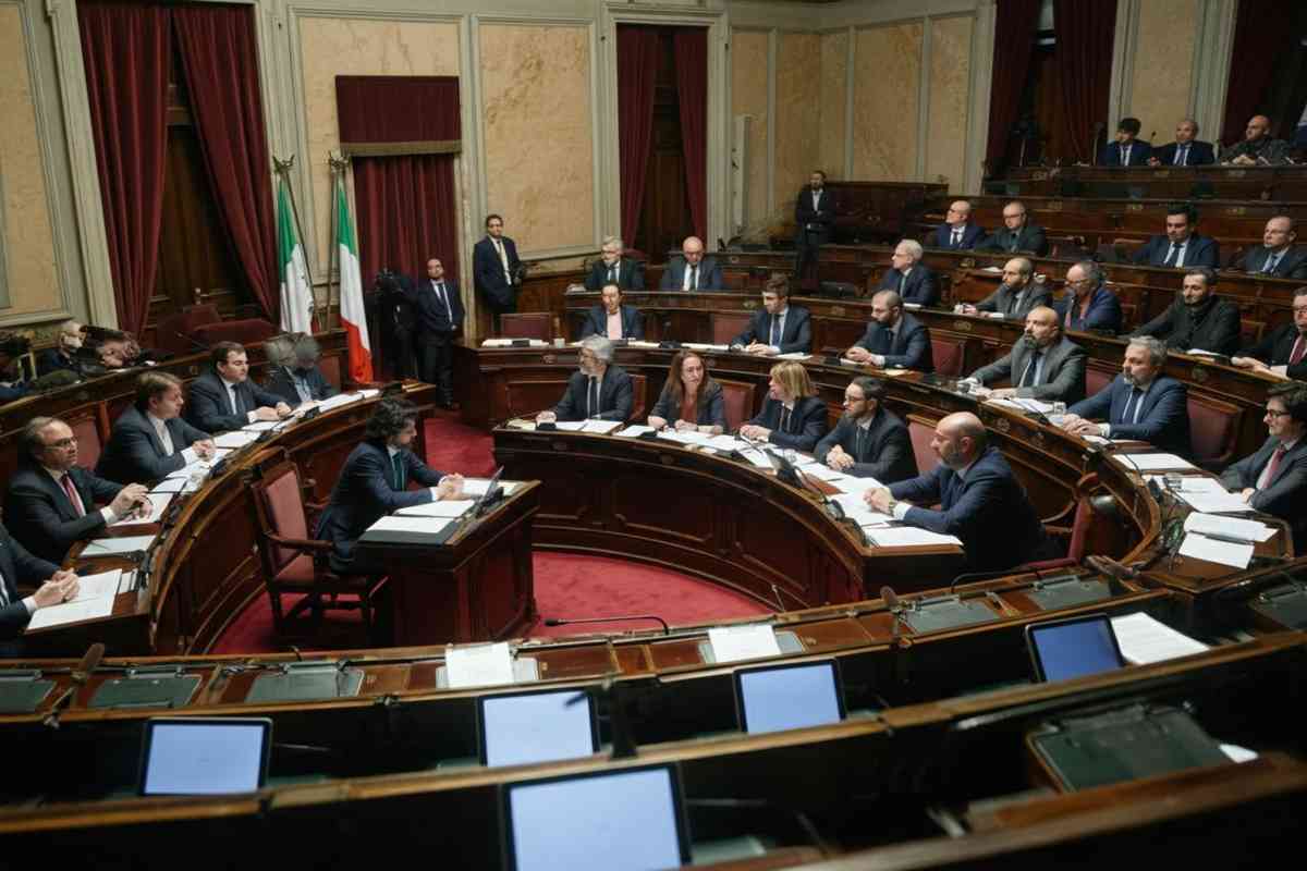 Giorgetti deve chiarire in Aula il futuro di Unicredit: un appello di Pd, M5s e Più Europa