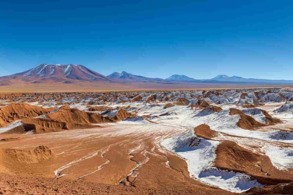 La sorprendente neve che trasforma il deserto più arido del mondo: le immagini satellitari raccontano la meraviglia