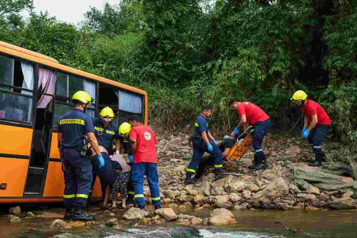 L'assessora eroica che salva ragazzi autistici da un pullman nel torrente