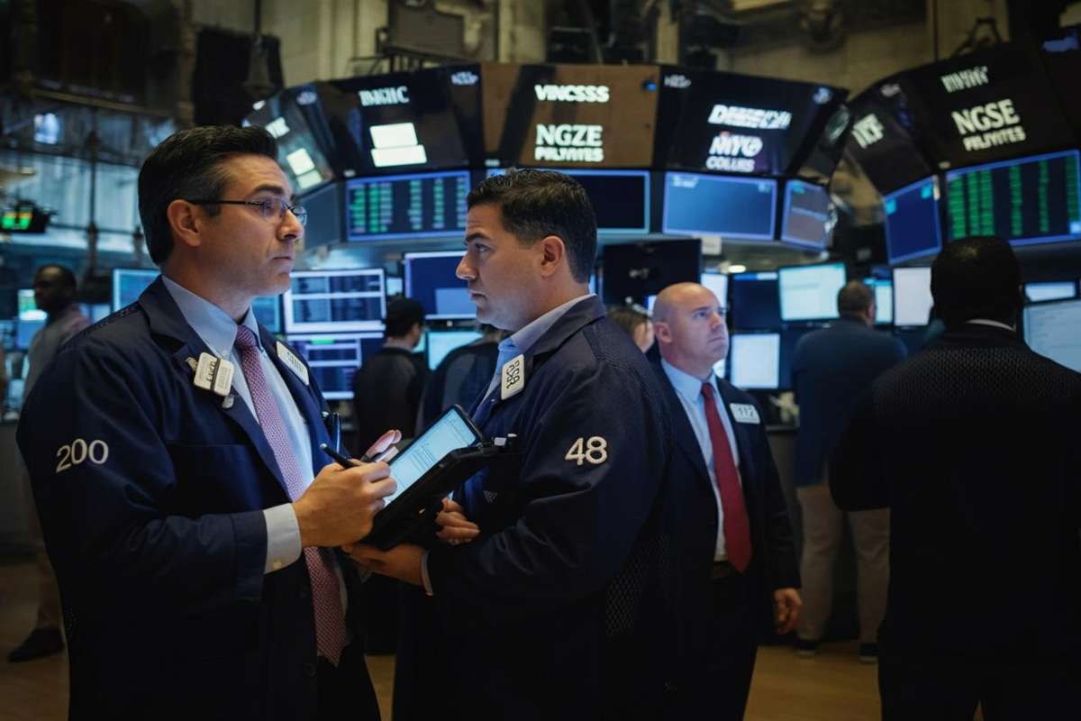 Milano in apertura: debolezza in Borsa, ma Stm rimbalza e Eni brilla