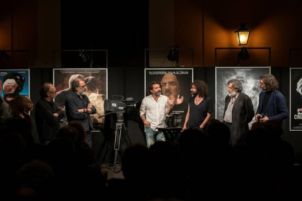 Servillo esprime preoccupazione per il futuro del cinema: un passo indietro da evitare