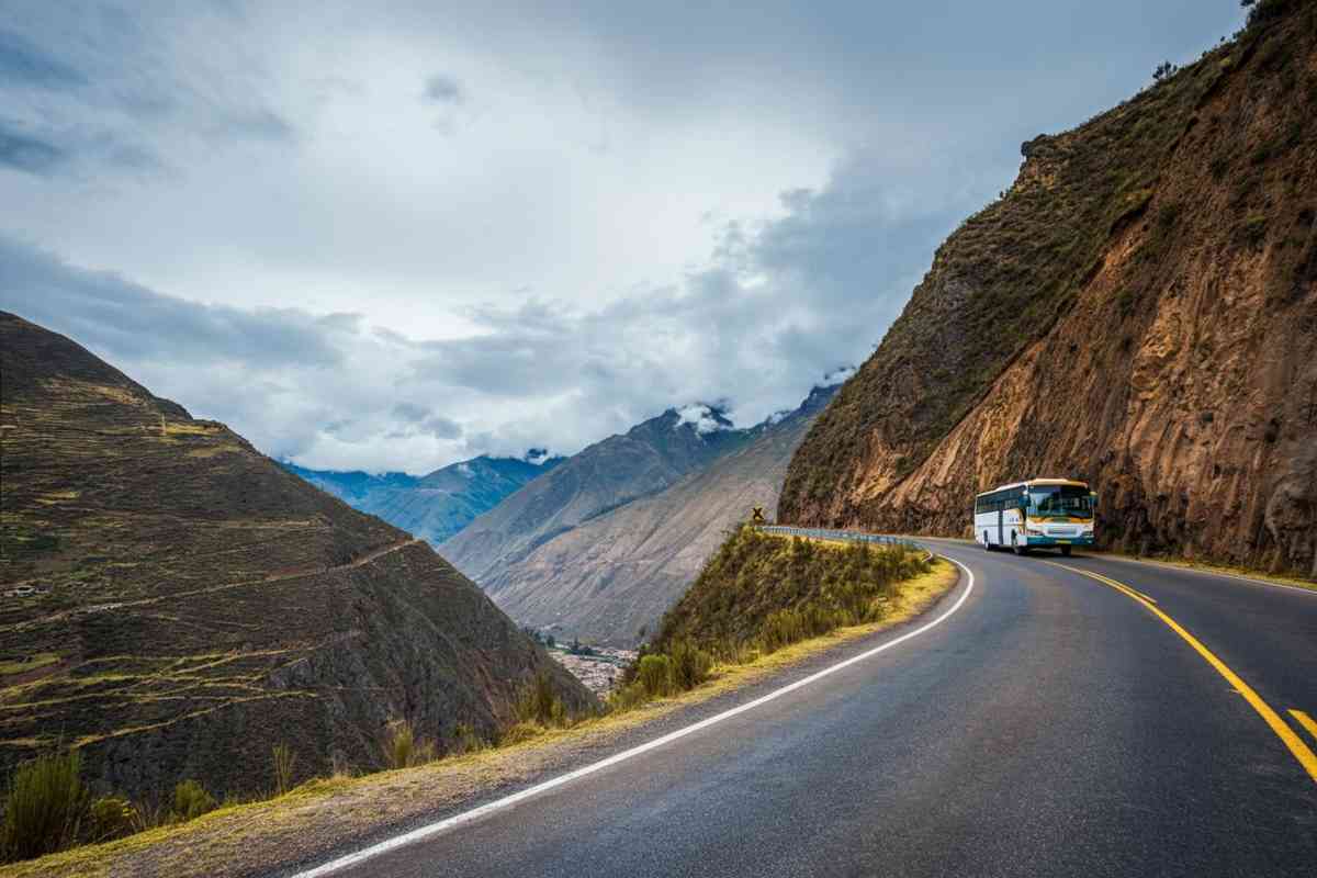Tragedia in Perù: un bus precipita in un burrone, bilancio tragico di 15 morti e 30 feriti