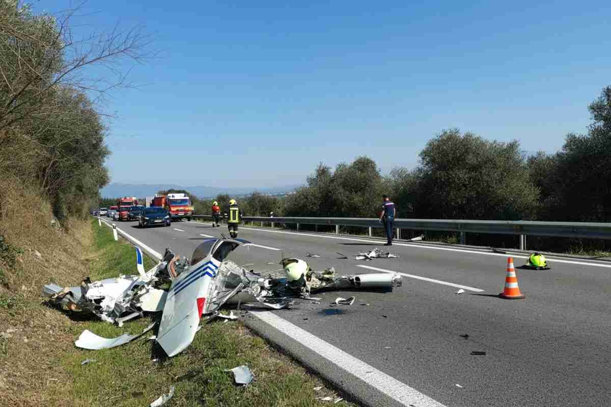 Tragedia in volo: un ultraleggero si schianta sull'autostrada di Brescia, due vittime nel dramma