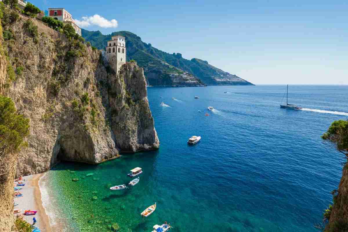 Turista americana si tuffa dalla Costiera amalfitana e rischia la paralisi dopo un drammatico impatto