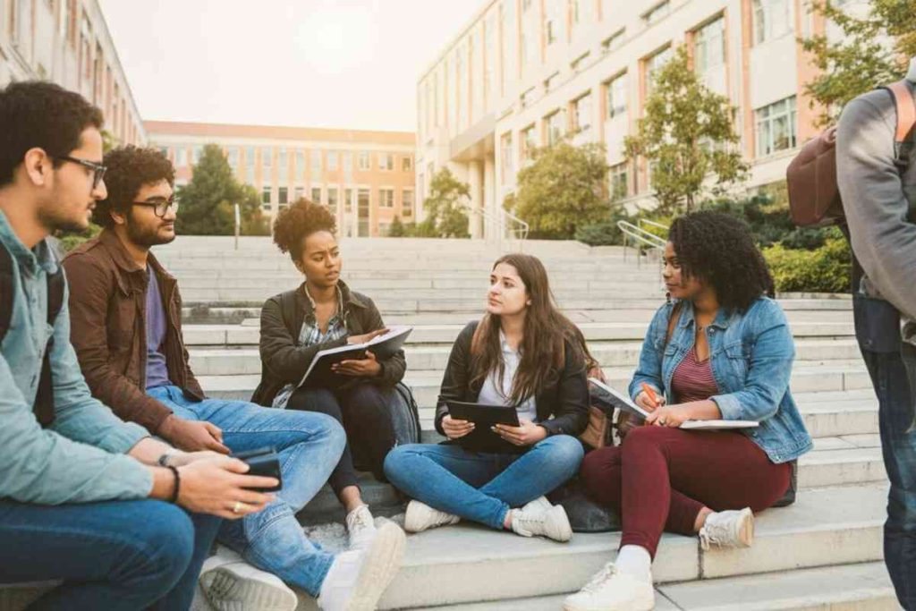 Universitari della Bocconi puniti per chat sessista: diploma rinviato di un anno