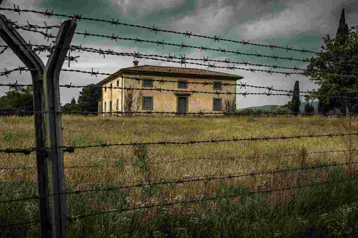 Vigevano, un uomo segregato per anni: la sua drammatica storia di abusi e furti milionari