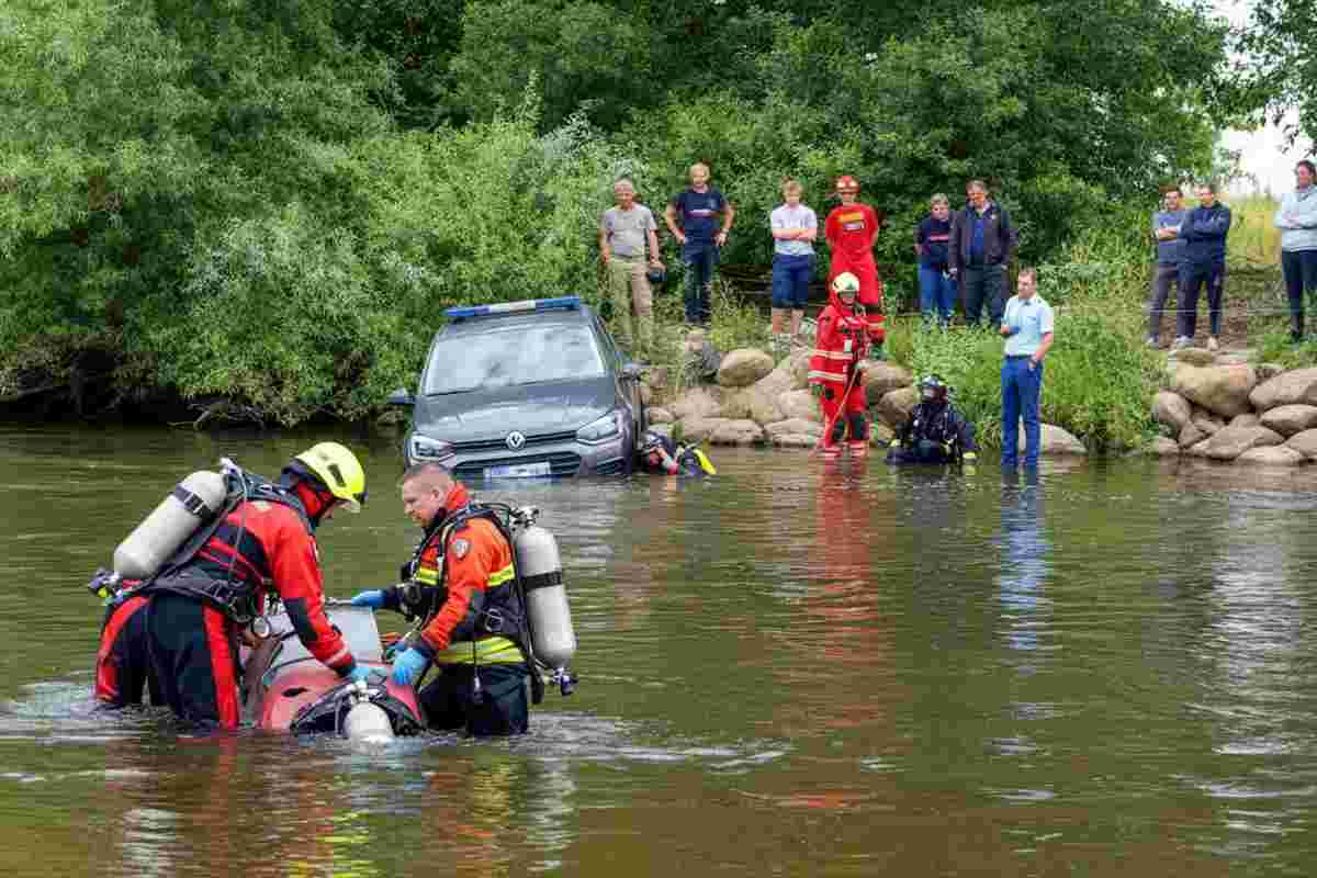 Auto nel fiume: bimbo di 5 anni in grave pericolo, genitori illesi
