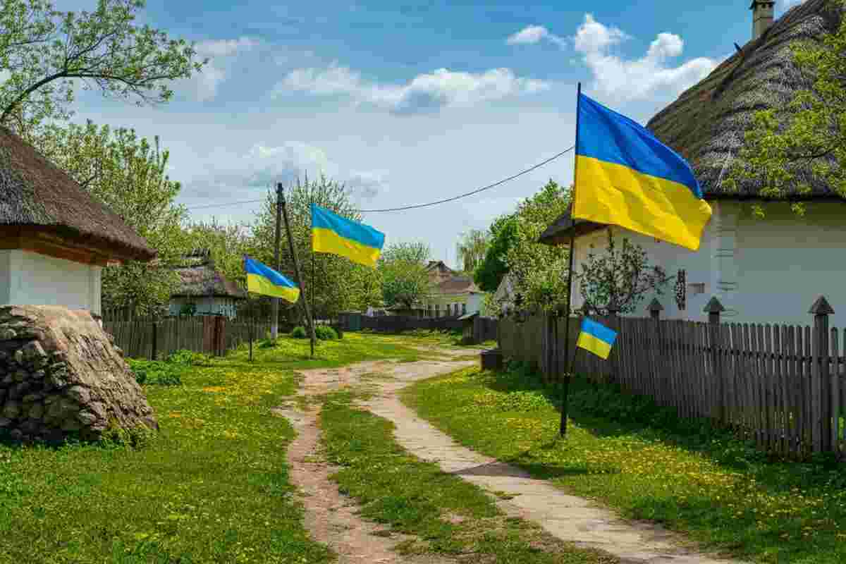 Bandiere ucraine sventolano nei villaggi della regione russa di Kursk