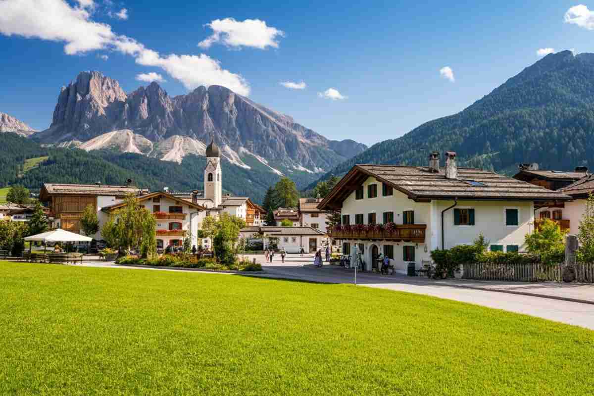 Cortina in fermento: turisti senza veli e docce pubbliche scatenano polemiche
