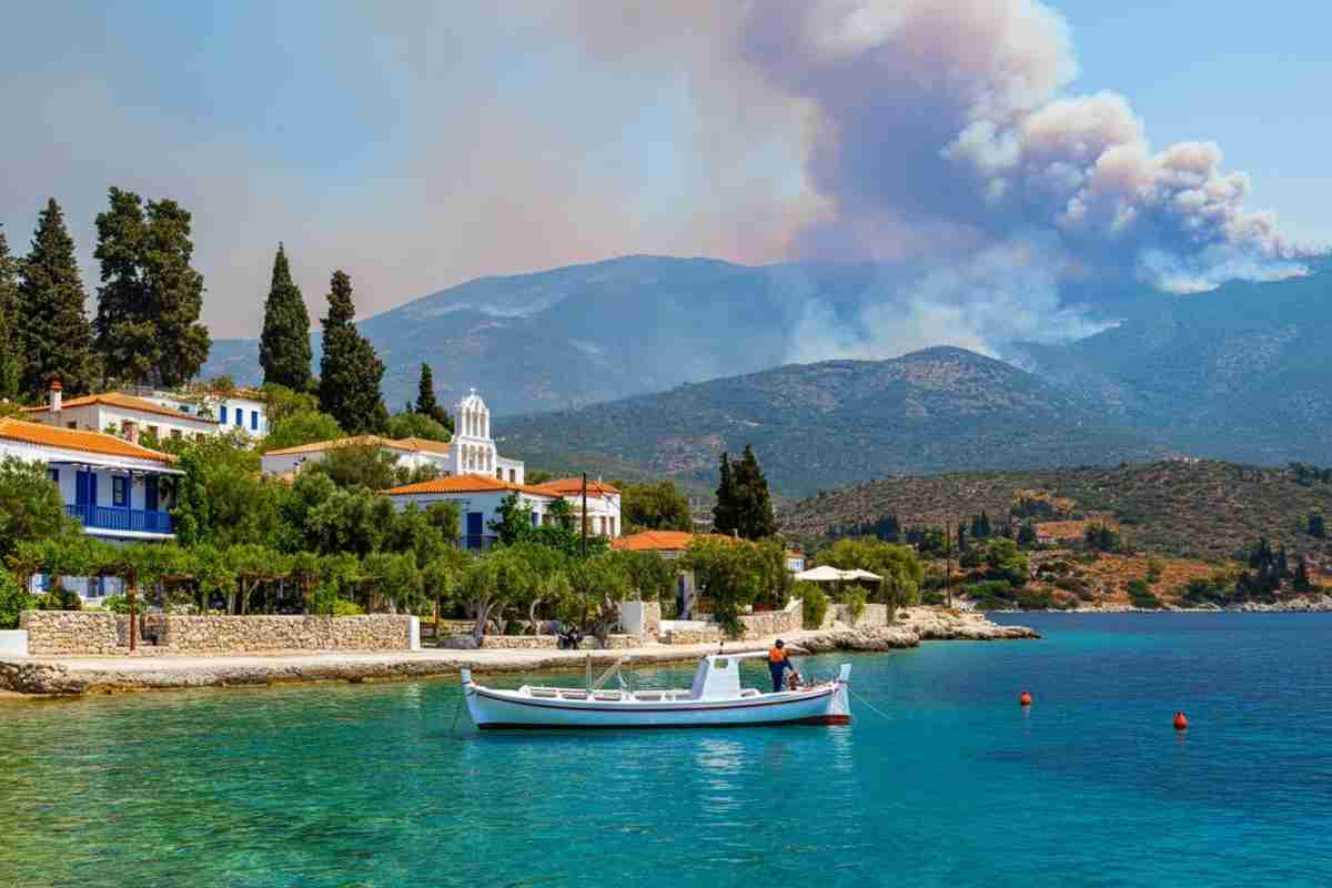 Fiamme devastanti a Zante: evacuati gli insediamenti in pericolo