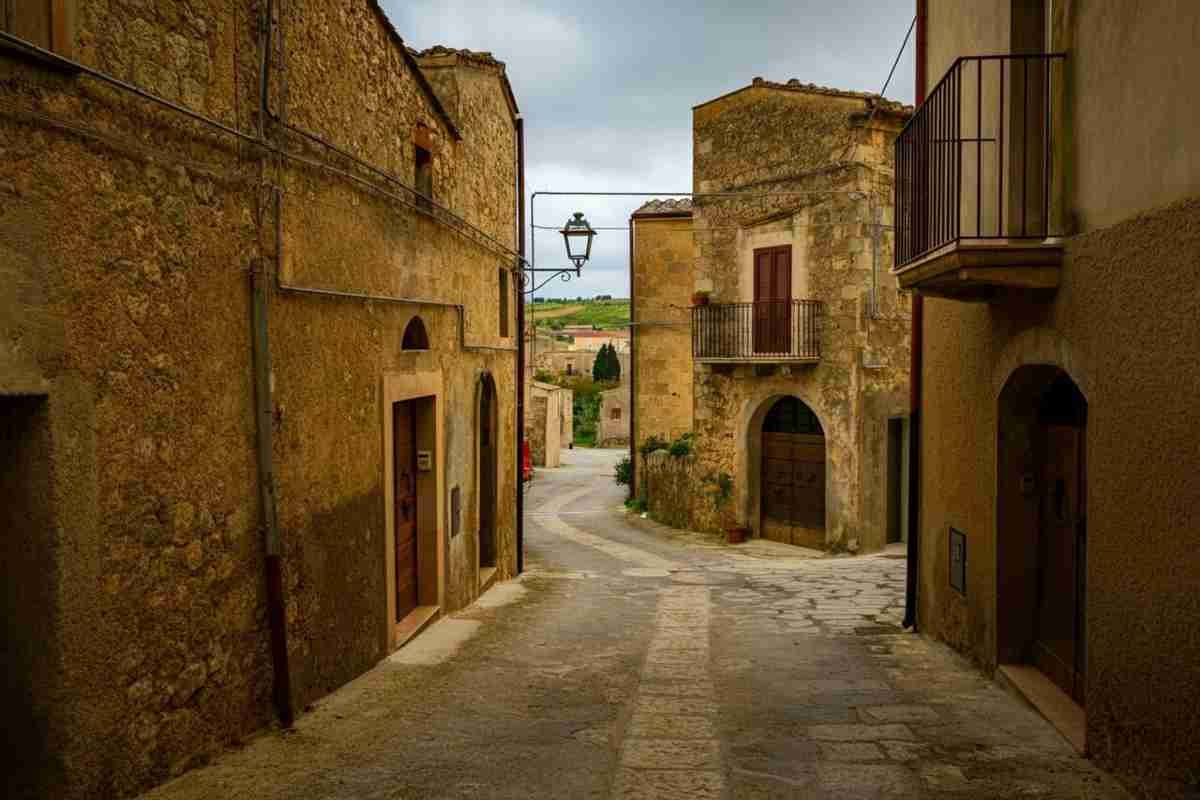 Giovane in fuga dopo l'omicidio di un uomo nel palermitano