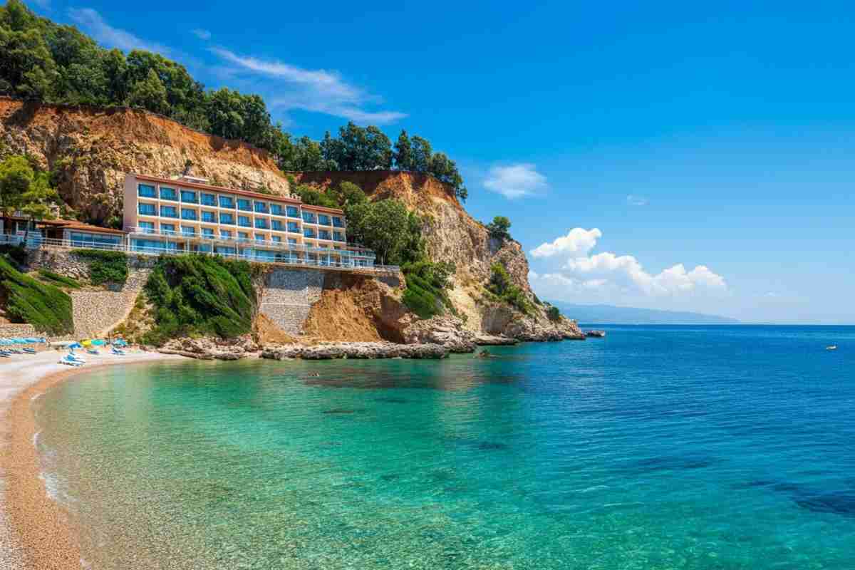 Ischia, l'hotel Baia delle Sirene chiude per rischio frane: il resort al centro delle polemiche