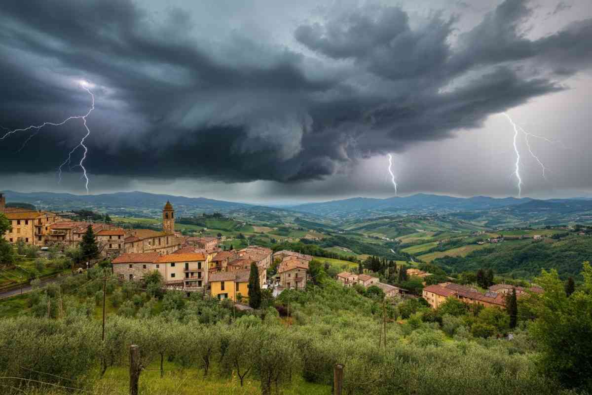 Maltempo estremo: fulmini, allagamenti e vento scuotono l'Italia da Trentino a Lazio
