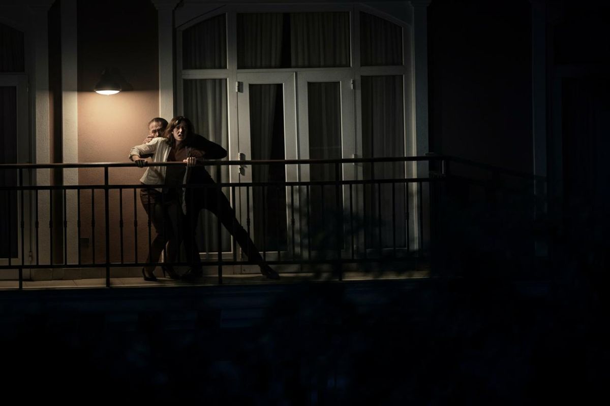 Mistero notturno a Cinisello Balsamo: uomo in fuga dopo la caduta dal secondo piano di un hotel