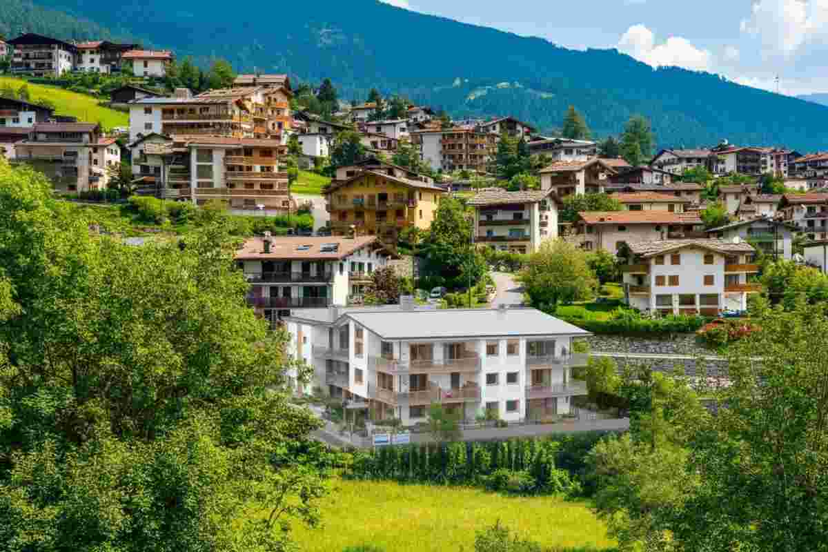 Professore trovata morta sotto un armadio: indagini in corso per omicidio colposo