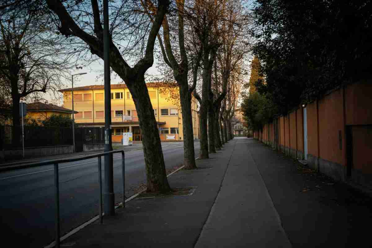 Ragazzo accoltella professore dopo il rifiuto di una sigaretta: caccia all'aggressore in fuga