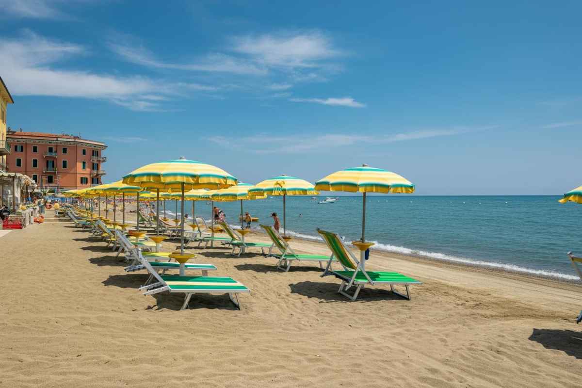Riccione: la spiaggia dei lettini a 4 euro e il segreto del bagnino Guerrino