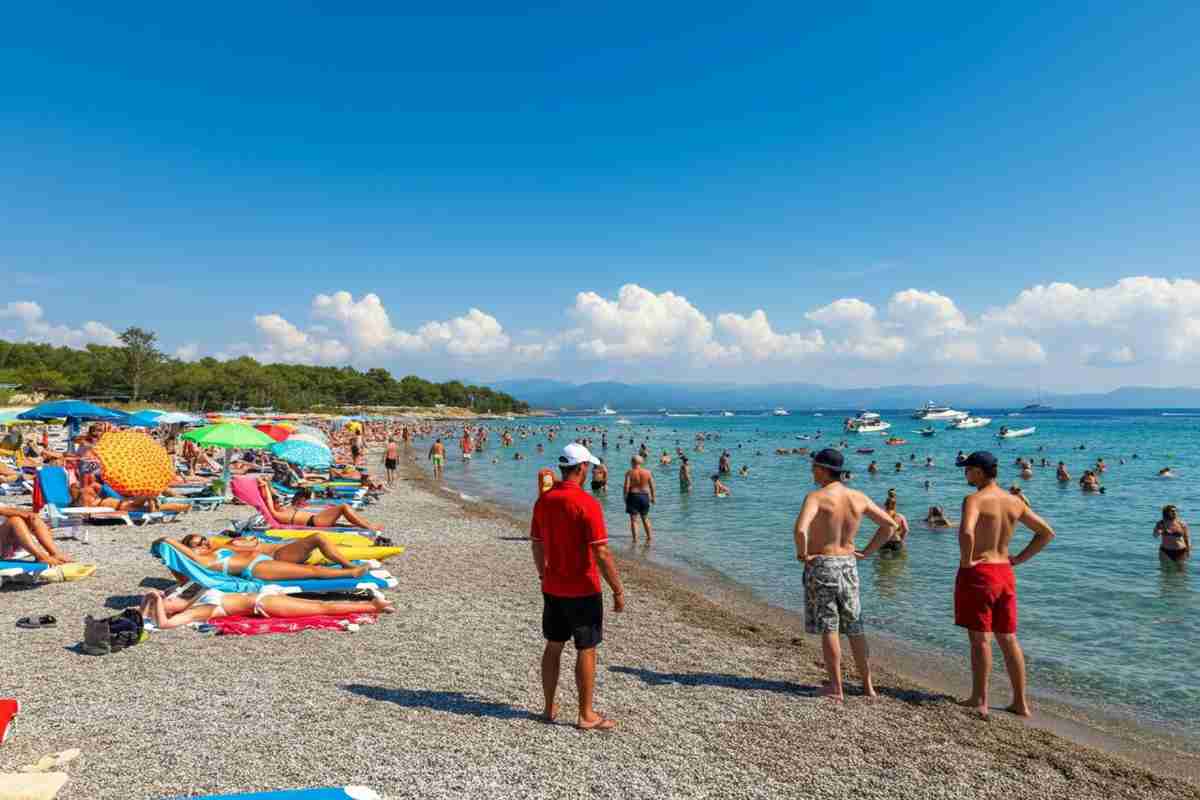 Scazzottata in spiaggia ad Alassio: il bagnino risponde con una ciabattata al maranza aggressivo