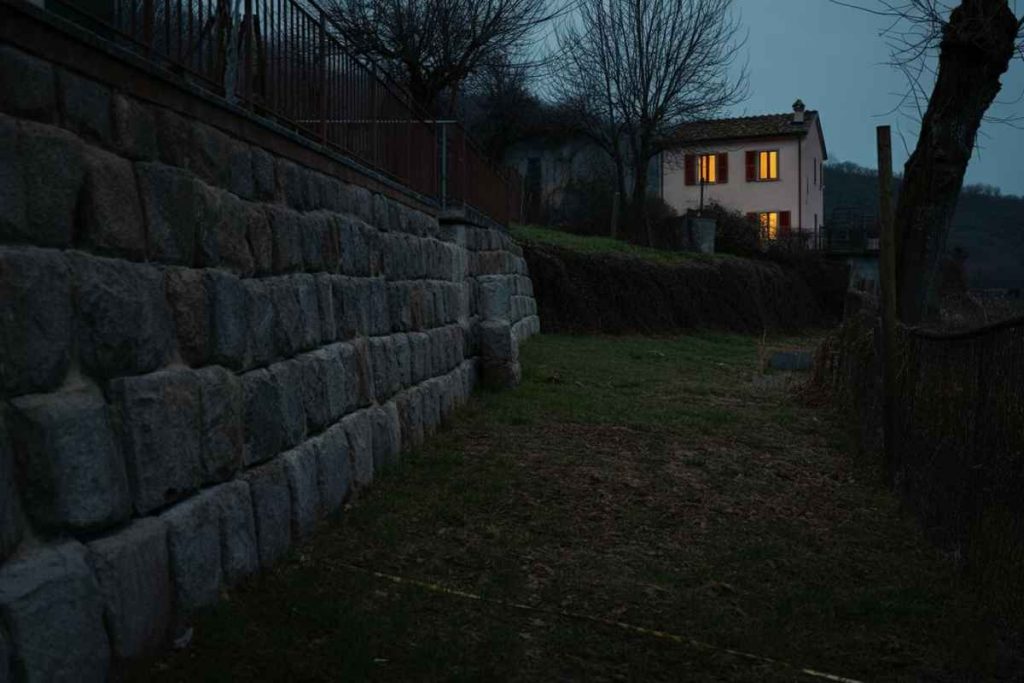 Scoperta macabra: il cadavere di una donna sepolto vicino a una casa ad Arrone