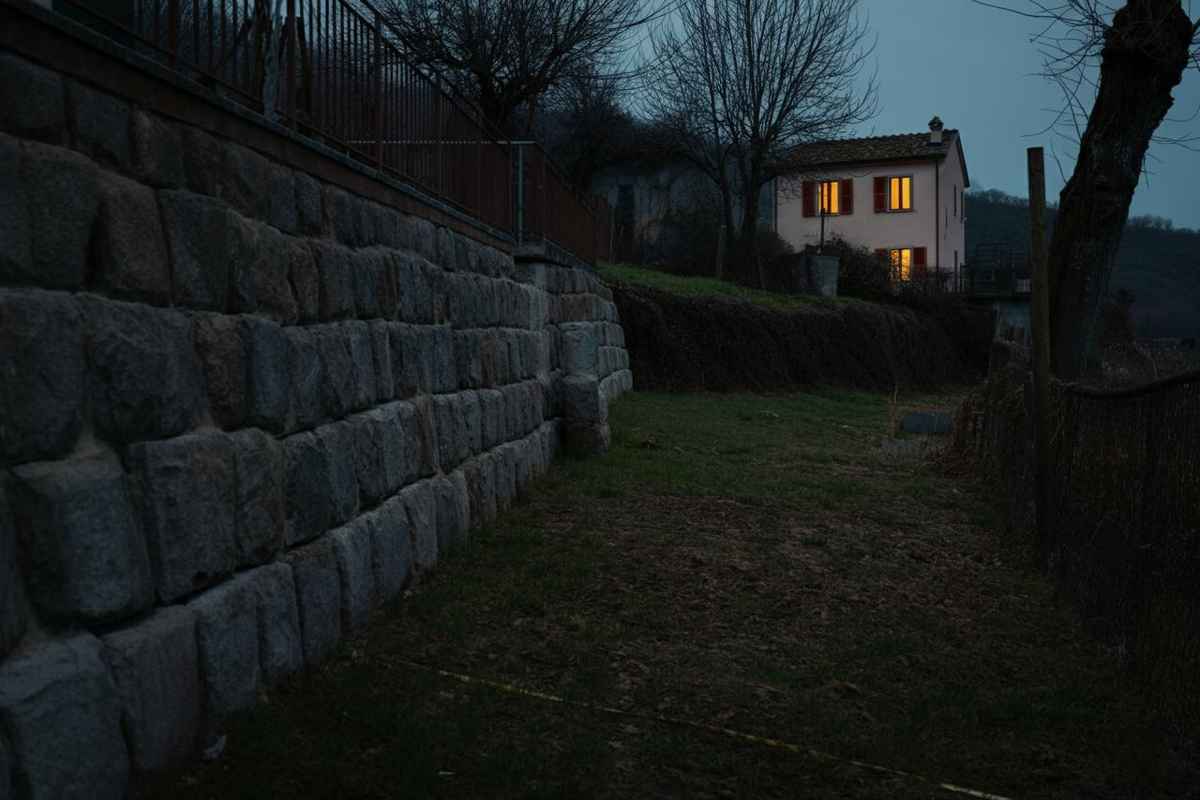 Scoperta macabra: il cadavere di una donna sepolto vicino a una casa ad Arrone