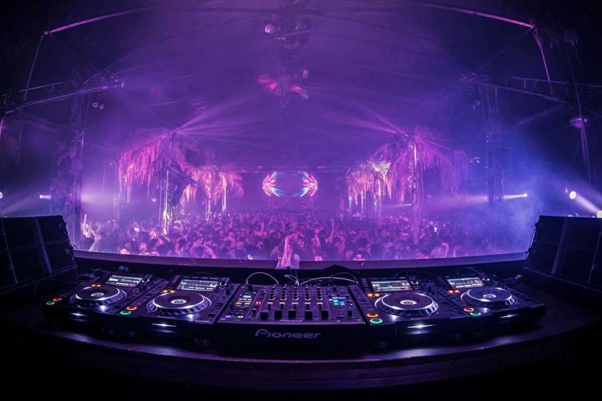 Tragedia a Ibiza: Dj Godzi trovato morto, la procura di Roma avvia indagini per omicidio preterintenzionale