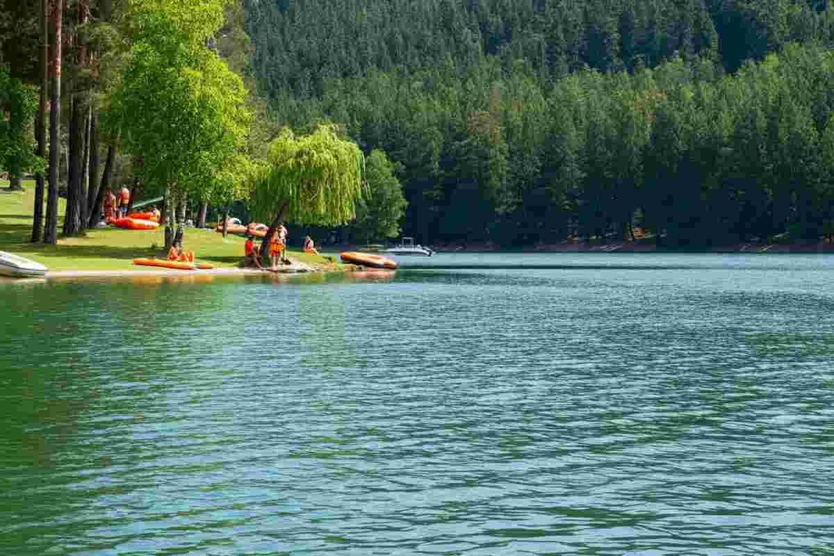 Tragedia al lago Sinizzo: studente di 21 anni perde la vita durante un tuffo