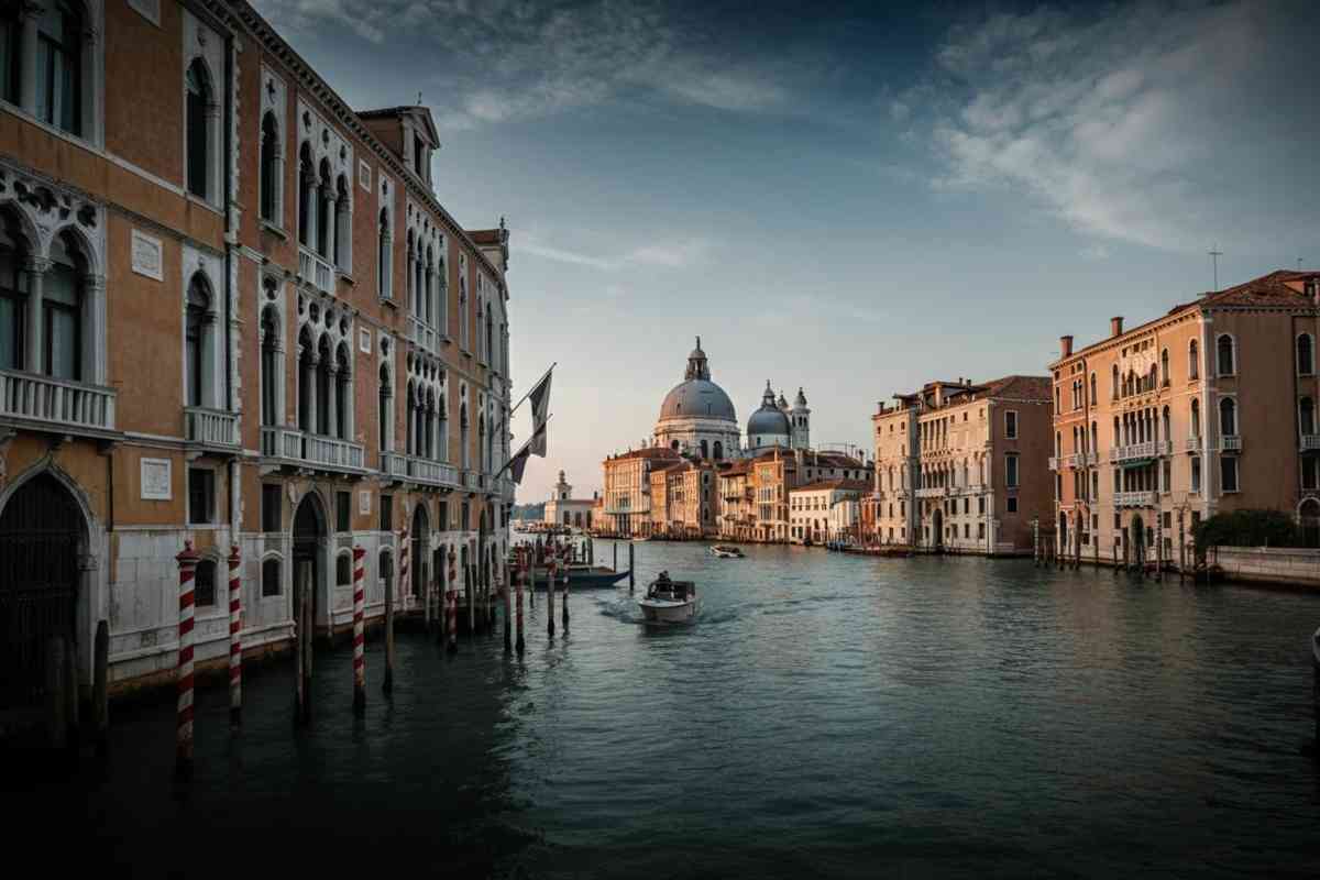 Tragedia sul set di Emily in Paris: la scomparsa di un assistente alla regia scuote il cast