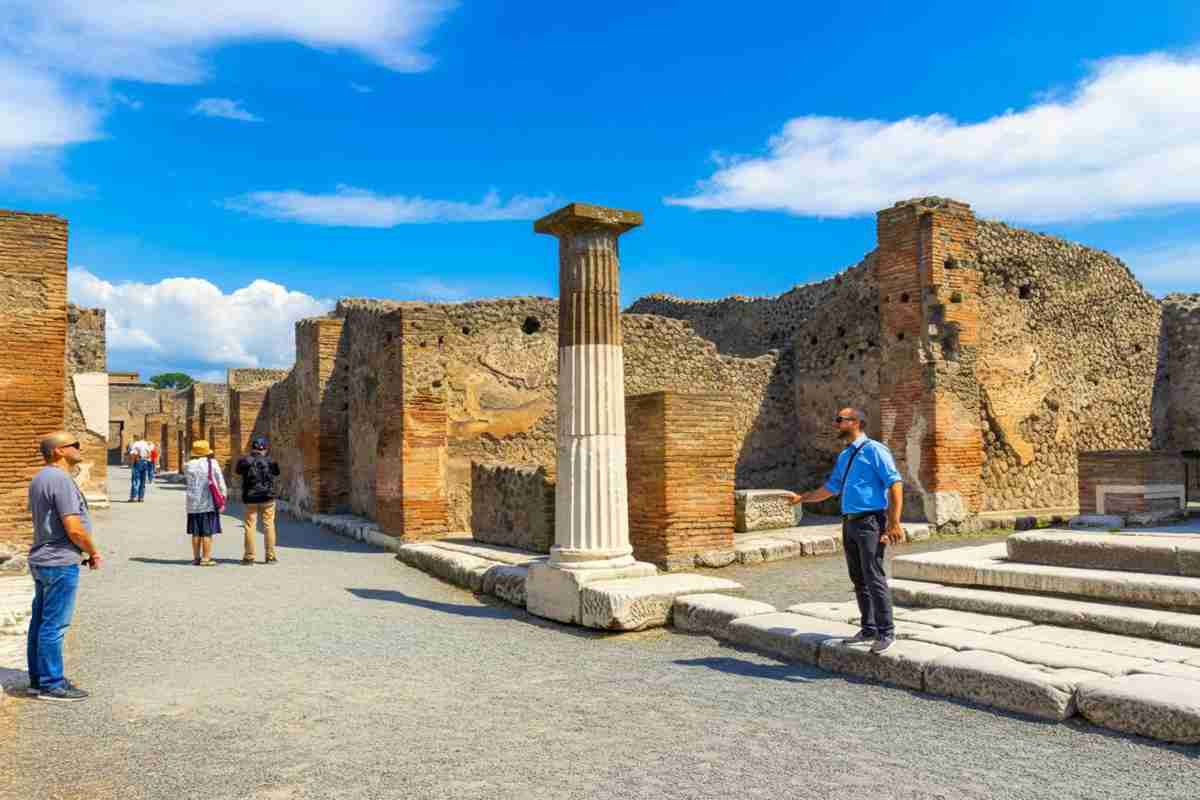 Turista scozzese beccato con sei pietre rubate a Pompei grazie a una guida attenta