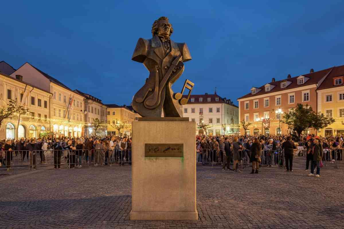 Viggiano onora Ennio Morricone con un monumento di bronzo straordinario
