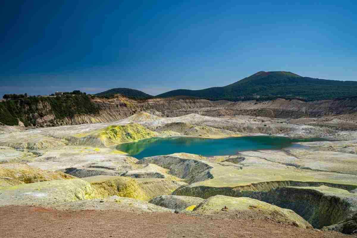 Campi Flegrei in allerta: oltre 100 scosse scuotono la zona