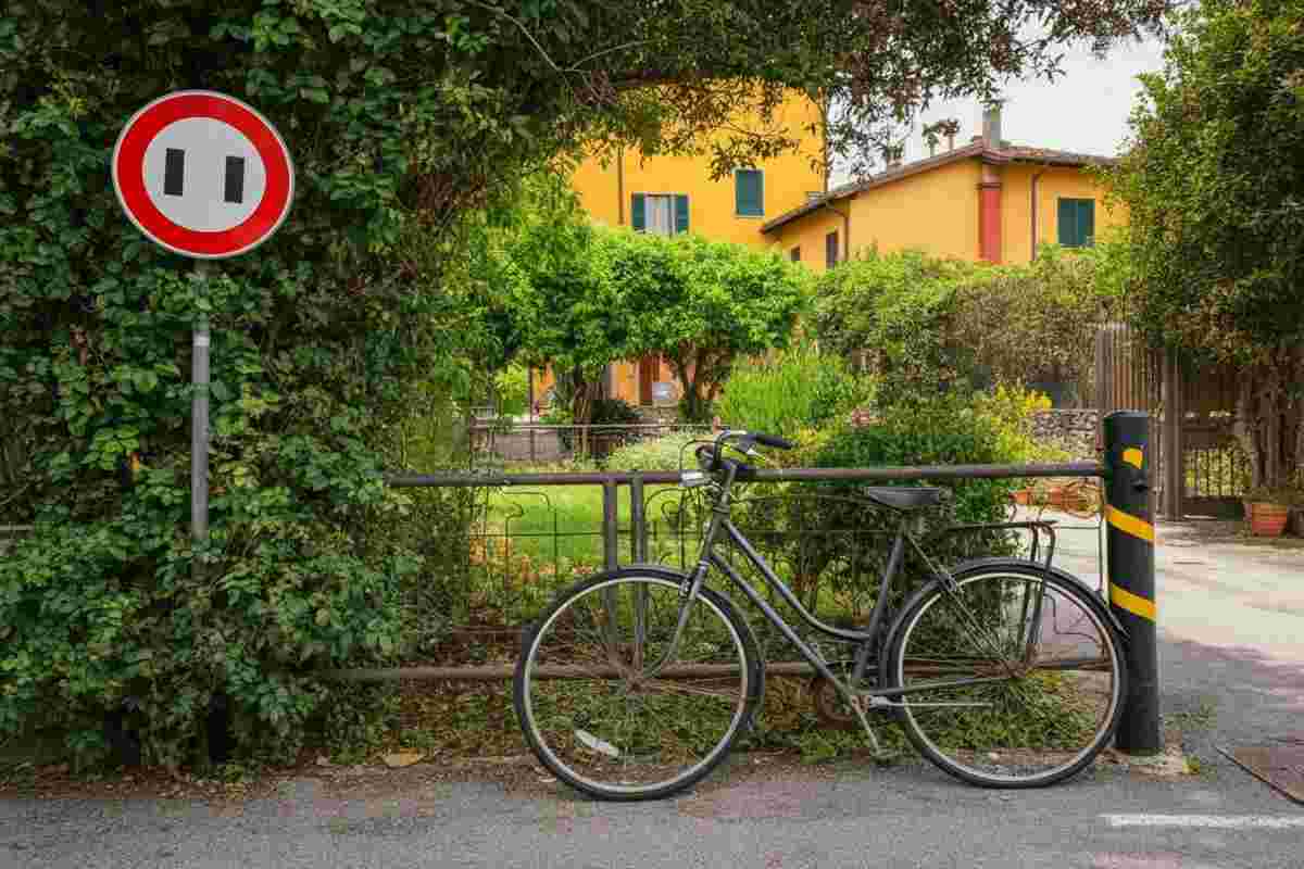 Giovane di Treviso ruba l'auto della madre e provoca un incidente con un ciclista