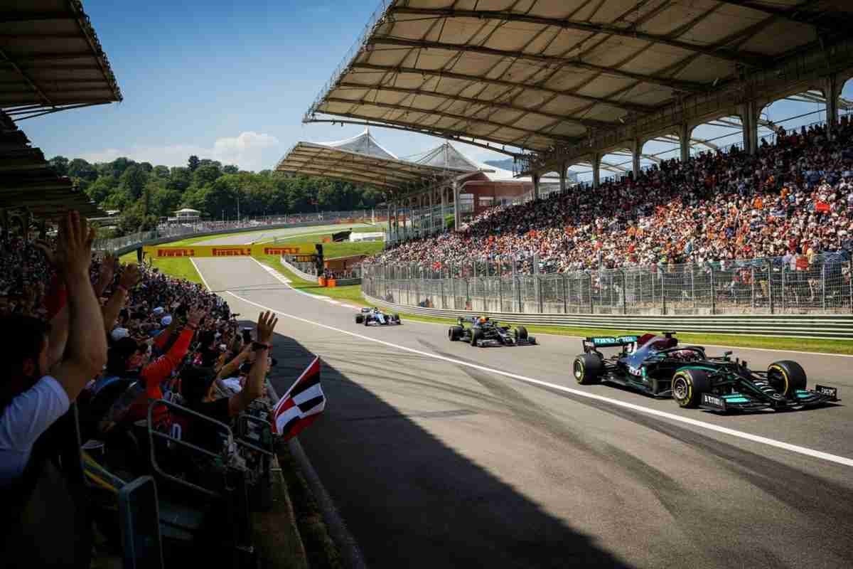 Hamilton in difficoltà: penalizzato di 5 posti in griglia a Monza dopo l'Olanda