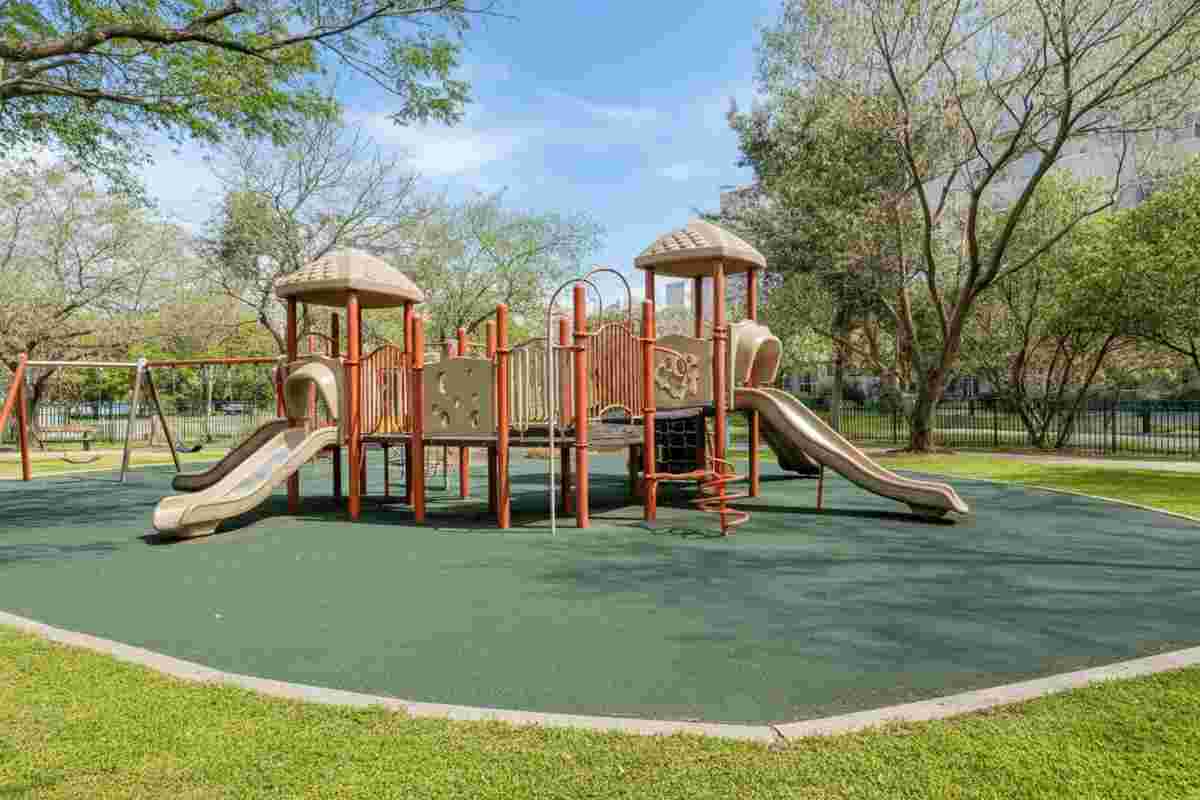 Tragedia al parco giochi: bimbo di 3 anni muore dopo un drammatico crollo della trave di legno
