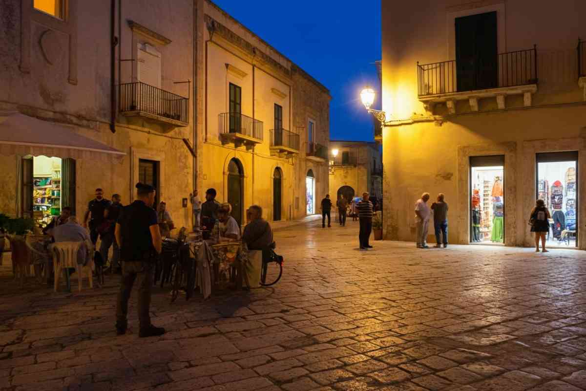 Un giovane sequestrato in piazza a Vittoria: la paura riporta indietro nel tempo