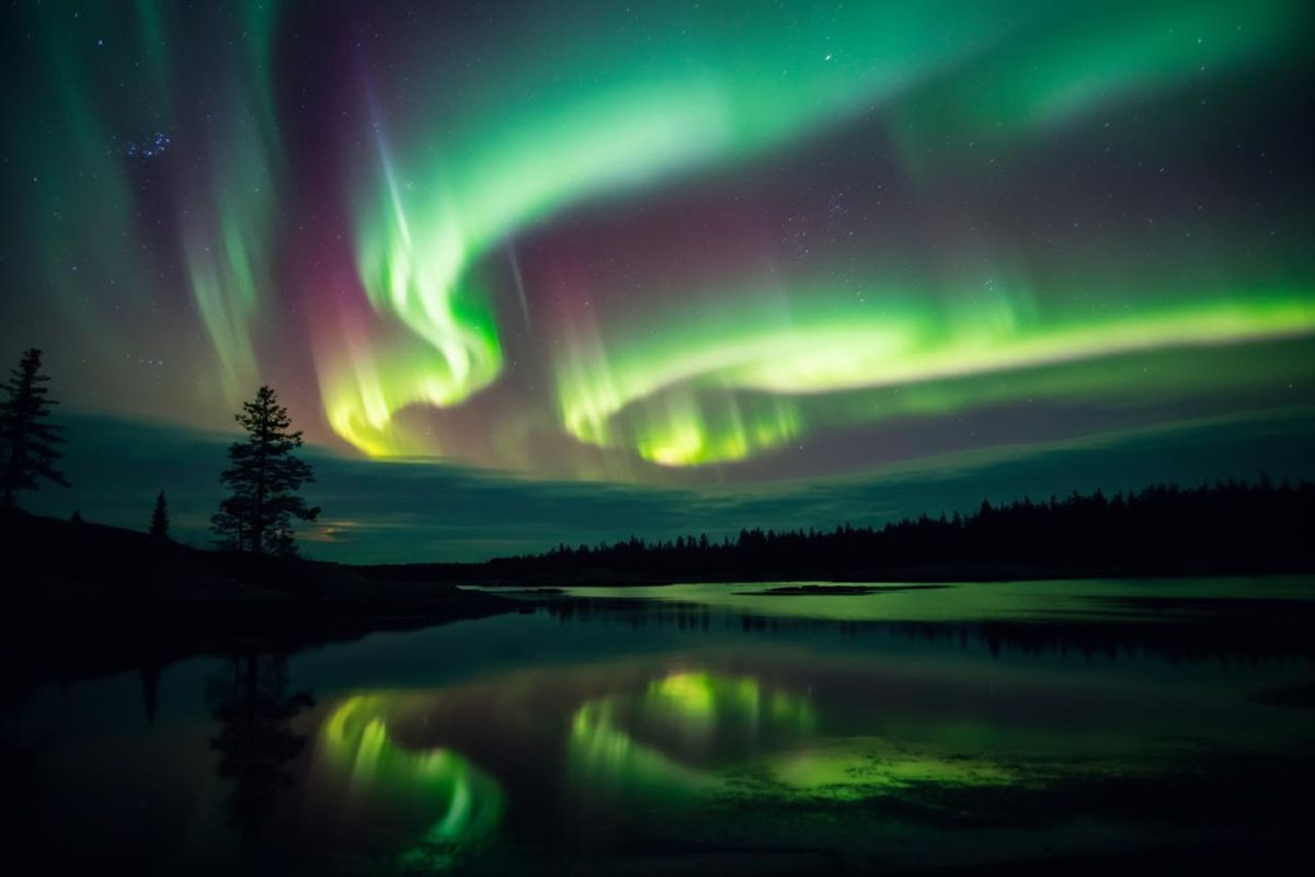 Una notte di tempesta geomagnetica: la Terra sotto attacco cosmico