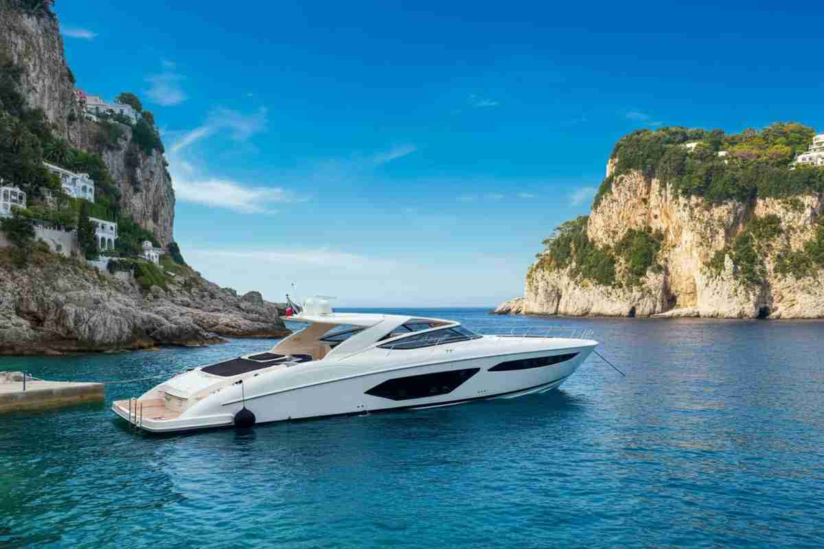Giusi Bartolozzi e il marito avvistati a Capri su una barca della Gdf
