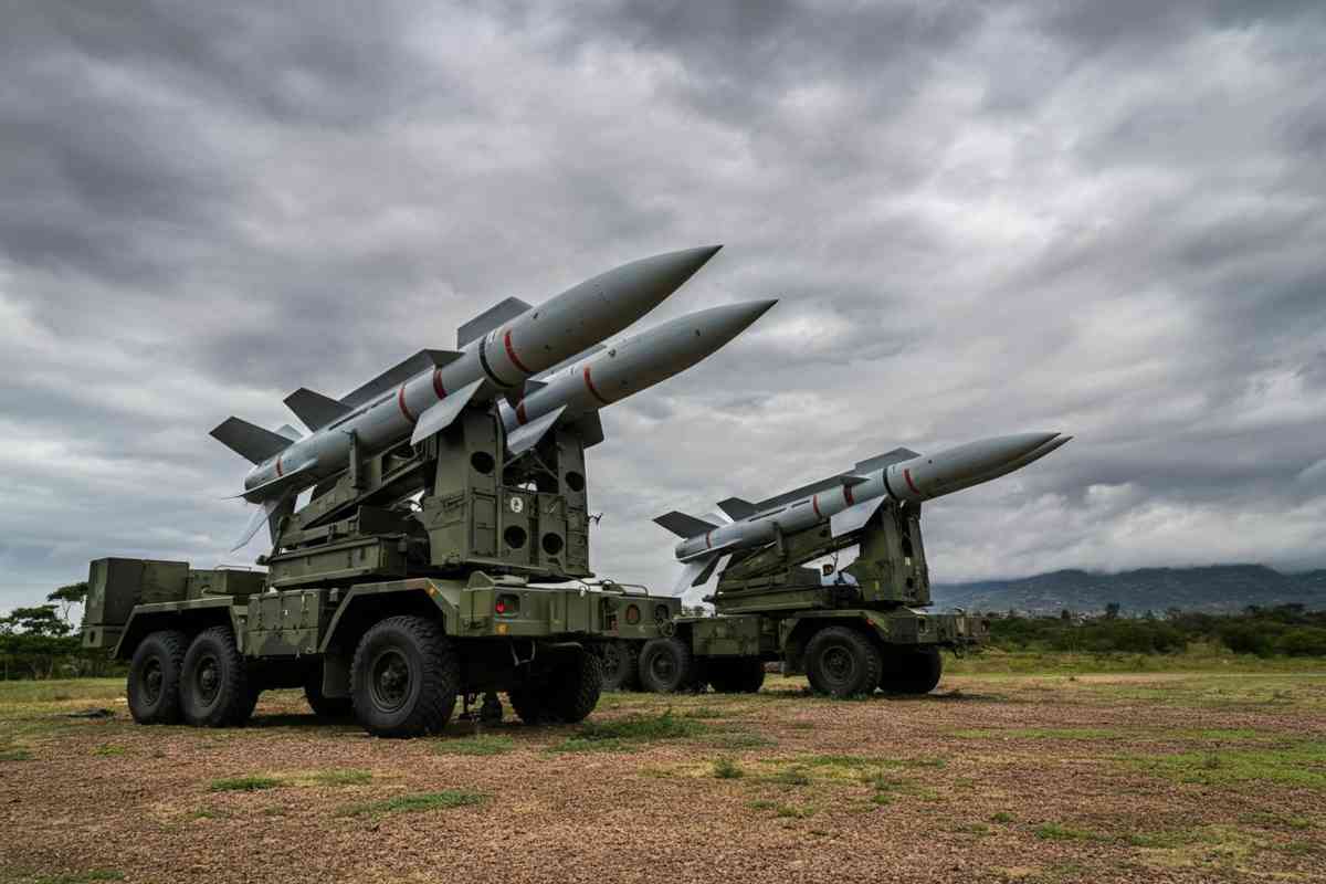 Maduro annuncia: 5.000 missili antiaerei pronti contro le minacce degli Stati Uniti